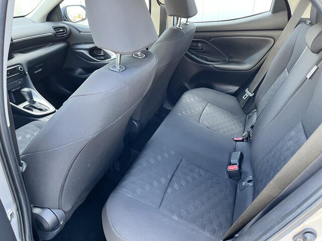 Toyota YARIS 1.5 Hybrid 115 Active Limited Parkeersensoren Stoel Stuur verwarming Carplay