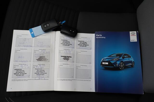 Toyota YARIS 1.5 Hybrid Achteruitrijcamera/Lane assist/Cruise control/Navigatie/Bluetooth/Licht metalen velgen