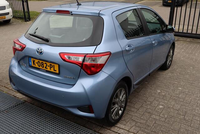 Toyota YARIS 1.5 Hybrid Achteruitrijcamera/Lane assist/Cruise control/Navigatie/Bluetooth/Licht metalen velgen