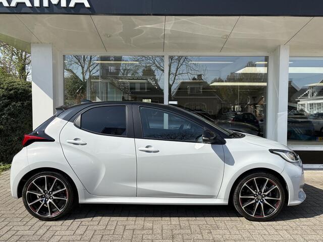Toyota YARIS 1.5 Hybrid GR Sport | Head-Up Display | Keyless | Achteruitrijcamera | Navigatie | Two Tone | Stoelverwarming