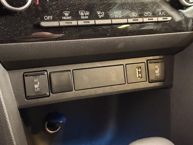 Toyota YARIS Cross 1.5 Hybrid Business Plus | Stoelverwarming | Parkeersensoren voor en achter | Ruben t/m 16-4