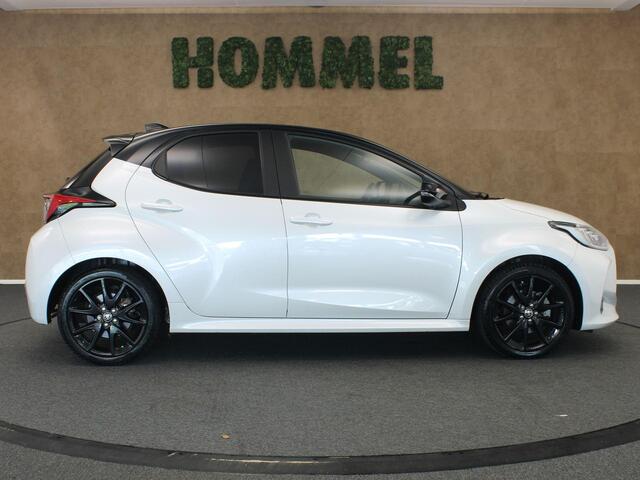 Toyota YARIS 1.5 Hybrid Bi-Tone - 100% ONDERHOUDEN! - NAVIGATIE - STOELVERWARMING - KEYLESS ENTRY & START - 17INCH ZWARTE LICHTMETALEN VELGEN - APPLE CARPLAY/ANDROID AUTO