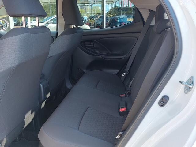 Toyota YARIS 1.5 Hybrid Dynamic | Apple Carplay+Android Auto | Clima | Adap.Cruise | Led Koplampen | Rijstrook+Licht+Regensensor | Achteruitrijcamera | Stoelverwarming | Mistlampen | Privacy Glass |16''lm