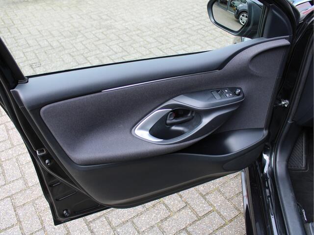Toyota YARIS 1.5 Hybrid Active Automaat /NAVI/16'LM/Camera/ACC/Climate control/Apple carplay/DAB+/CV/ISOFIX/2e eig!