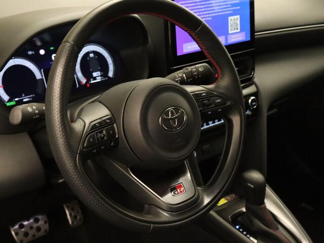 Toyota YARIS Cross 1.5 Hybrid 130 GR SPORT - KOM PROEFRIJDEN IN DE 130PK GR SPORT - DODEHOEK DETECTIE - ELEKTRISCHE ACHTERKLEP - PARKEERSENSOREN VOOR EN ACHTER - KEYLESS ENRTY & START - STOEL, STUUR EN VOORRUIT VERWARMING