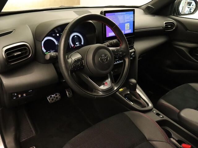 Toyota YARIS Cross 1.5 Hybrid 130 GR SPORT - KOM PROEFRIJDEN IN DE 130PK GR SPORT - DODEHOEK DETECTIE - ELEKTRISCHE ACHTERKLEP - PARKEERSENSOREN VOOR EN ACHTER - KEYLESS ENRTY & START - STOEL, STUUR EN VOORRUIT VERWARMING