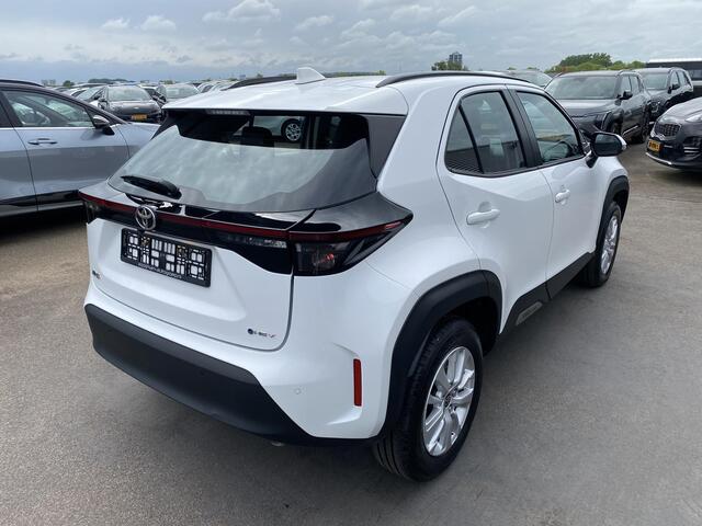 Toyota YARIS Cross 1.5 Hybrid Active edition Draadloze telefoonlader, parkeersensoren v&a, achteruitrij camera, navigatie middels Apple Carplay/Android Auto