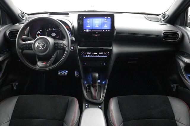 Toyota YARIS Cross 1.5 Hybrid GR Sport | Head-up Display | Trekhaak | JBL | Stoel/ Stuurverwarming | Elektrische kofferklep |