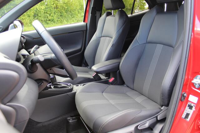 Toyota YARIS Cross 1.5 Hybrid Adventure Bi-Tone | Rijklaar | Blind Spot | Head Up | Sensoren v+a | Stoel-/stuurverw. | JBL | Apple/Android | LED | Keyless