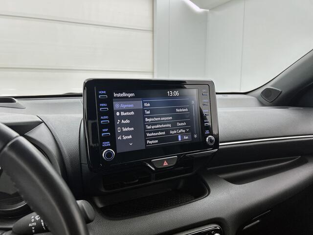 Toyota YARIS 1.5 Hybrid Executive Bi-tone | BTW voertuig | Head-Up Display | Dodehoek detectie | Parkeersensoren voor+achter | Stoelverwarming | Apple CarPlay/Android auto | Onderweg-naar-dealer
