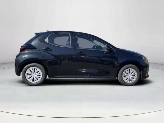 Toyota YARIS 1.5 Hybrid 115 Comfort **NIGHT SKY BLACK METALLIC/ NIEUWE AUTO/ DIRECT LEVERBAAR**
