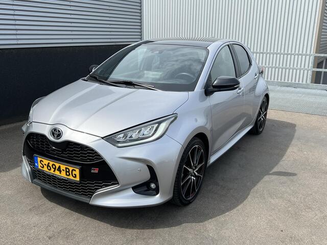 Toyota YARIS 1.5 Hybrid GR Sport Panoramadak, dodehoekdetectie, Stoel- & Stuurwiel verwarmd, LMV, JBL, HUD, 1e eign. Nieuw geleverd en dealeronderhouden