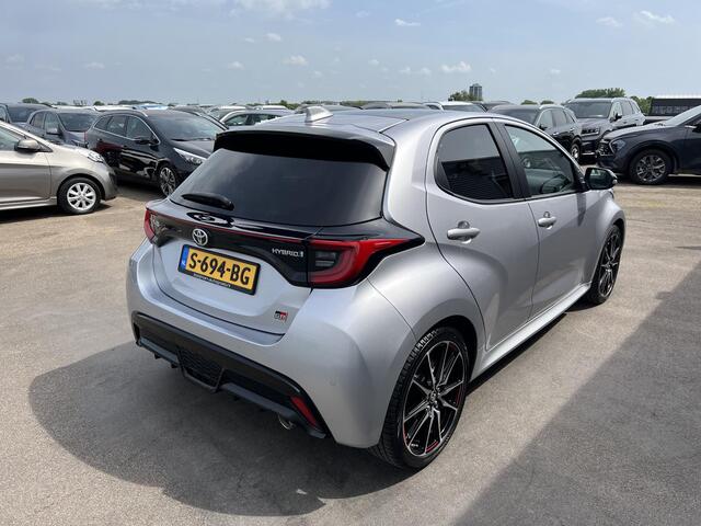 Toyota YARIS 1.5 Hybrid GR Sport Panoramadak, dodehoekdetectie, Stoel- & Stuurwiel verwarmd, LMV, JBL, HUD, 1e eign. Nieuw geleverd en dealeronderhouden