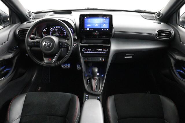 Toyota YARIS Cross 1.5 Hybrid GR Sport | Apple Carplay/Android Auto | head-up display| Achterklep, elektrisch bedienbaar |