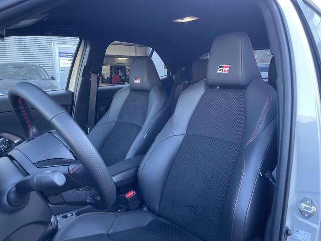 Toyota YARIS Cross 1.5 Hybrid 130 GR SPORT | BTW ! ! | Carplay | Achteruitrijcamera | Stoelverwarming |