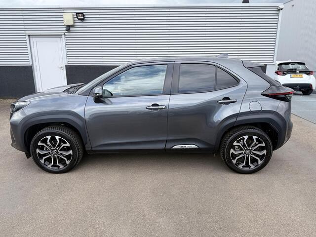 Toyota YARIS Cross 1.5 Hybrid First Edition Stoelverwarming, Parkeersensoren voor + achter, LED, Privacy glass, LMV, Dealeronderhouden, All-season banden