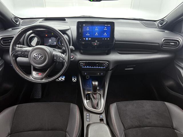 Toyota YARIS 1.5 Hybrid GR Sport | JBL | Head-Up Display | Dodehoek detectie | Stuur+stoelverwarming | Parkeersensoren voor+achter | Apple CarPlay/Android auto |