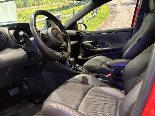 Toyota YARIS 1.5 Hybrid Launch Edition | Navigatie | Key less entry | 17" lm velgen | Privacyglas