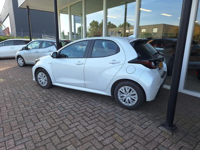 Toyota YARIS 1.5 Hybrid Active met parelmoer metallic