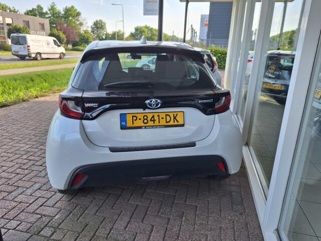 Toyota YARIS 1.5 Hybrid Active met parelmoer metallic