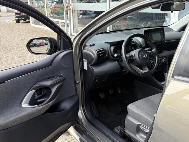 Toyota YARIS 1.5 VVT-i Dynamic / NL-Auto / Dealer-Onderhouden / Adaptieve Cruise-Control / Apple-Carplay & Android-Auto / LED / Keyless / DAB Radio-Bluetooth / Navi / Airco / Camera / 16'' LMV / All-Season / ENZ.