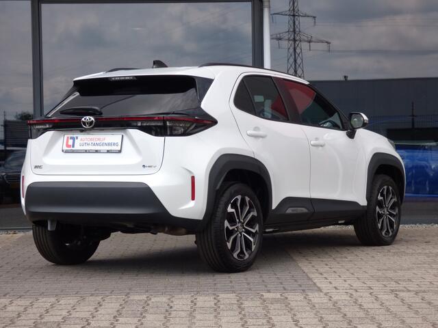 Toyota YARIS Cross 1.5 Hybrid Dynamic Winter Pack | Platinum Pearl White |