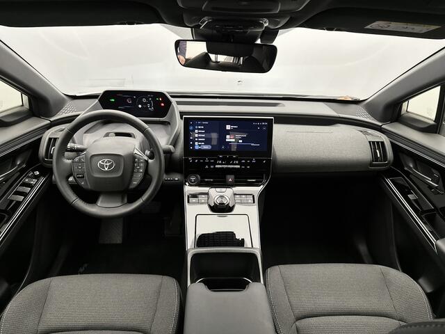 Toyota bZ4X Dynamic 71 kWh | Parkeersensoren | Trekhaak | Dodehoek Ass. | Stoel en stuurwiel verwarmd | Navigatie | 360 Camera |