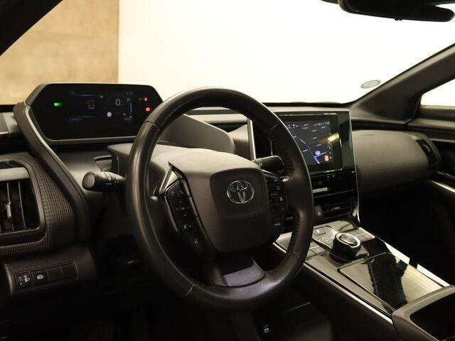 Toyota bZ4X Active 71 kWh SOH 97.9%!! - ORIGINEEL NEDERLANDSE AUTO - TREKHAAK (TREKGEWICHT 750 KG) - ADAPTIEVE CRUISE CONTROL - APPLE CARPLAY/ANDROID AUTO - CLIMATE CONTROL - NAVIGATIE FULL MAP - CAMERA - KEYLESS ENTRY/START