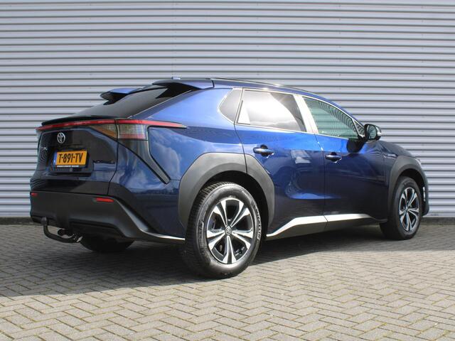 Toyota bZ4X Launch Edition 71 kWh | Trekhaak | 360° Camera | Stuur-/stoelverwarming | Elek. stoelverstelling | Elek. achterklep | Dodehoek detectie | 18" LM | LED |