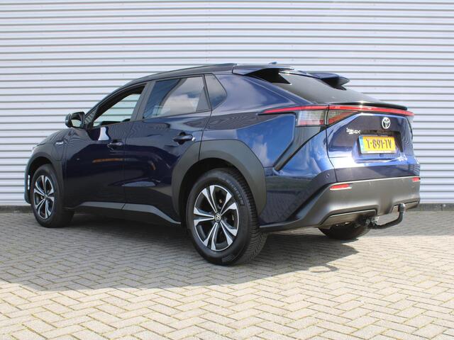 Toyota bZ4X Launch Edition 71 kWh | Trekhaak | 360° Camera | Stuur-/stoelverwarming | Elek. stoelverstelling | Elek. achterklep | Dodehoek detectie | 18" LM | LED |