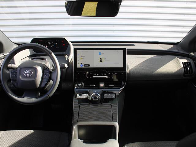 Toyota bZ4X Launch Edition 71 kWh | Trekhaak | 360° Camera | Stuur-/stoelverwarming | Elek. stoelverstelling | Elek. achterklep | Dodehoek detectie | 18" LM | LED |