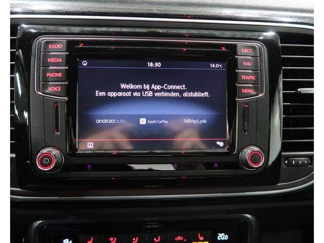 Volkswagen BEETLE (NEW) Cabriolet 1.2 TSI Sound Airco-ecc Navigatie App connect Sportvelgen 17 inch Parkeersensoren Windscherm Afdekhoes Boekjes aanwezig 2017 Facelift model Stoelverwarming Cabrio Zeer nette staat