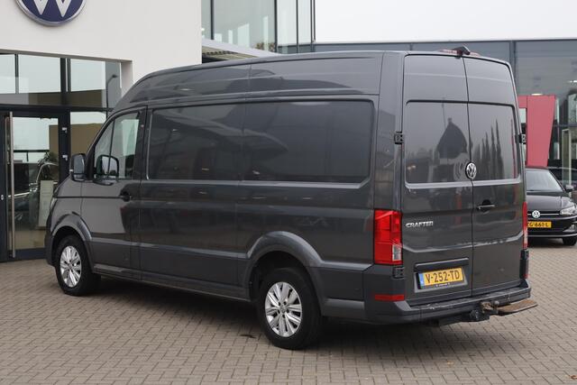 Volkswagen CRAFTER 35 2.0 TDI L3H3 Highline 140PK / 103kW DSG, trekhaak (vaste kogel), LED koplampen, 17" LMV, achteruitijcamera, voorruit verwarmbaar, 3 zits, parkeersensoren voor en achter (pdc), multifunctioneel stuurwiel, navigatie, DAB+, Apple Carplay / Android Auto, N