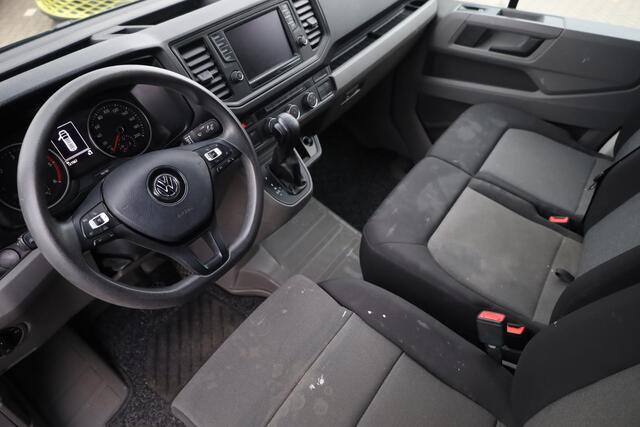 Volkswagen CRAFTER 35 2.0 TDI L3H3 Highline 140PK / 103kW DSG, trekhaak (vaste kogel), LED koplampen, 17" LMV, achteruitijcamera, voorruit verwarmbaar, 3 zits, parkeersensoren voor en achter (pdc), multifunctioneel stuurwiel, navigatie, DAB+, Apple Carplay / Android Auto, N
