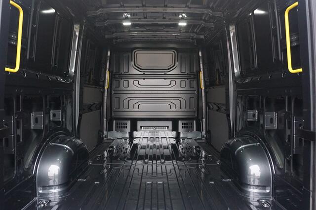 Volkswagen CRAFTER 35 177PK L3H2 AUT Facelift BPM VRIJ!! 13" Navi, Cam, Gev. Stoel, Alarm, LED!! NR. C583*