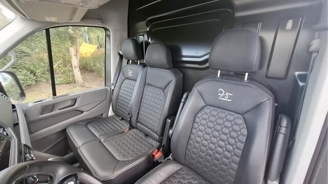 Volkswagen CRAFTER 35 2.0 TDI L3H3 75 Edition 177 pk - Trekhaak / Camera / Leder