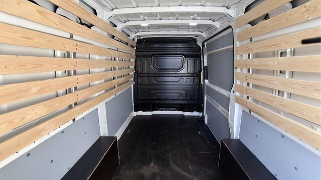 Volkswagen CRAFTER 35 2.0 TDI L3H3 Highline 140 pk / Camera / Trekhaak