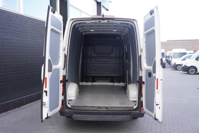 Volkswagen CRAFTER 2.0 TDI 140PK Automaat L3H3 EURO 6 - Airco - Navi - Cruise - Massage - ¤14.499,- Excl.