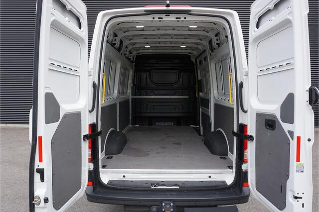Volkswagen CRAFTER 35 | 163 PK RWD AUT | App-Connect | Camera | Climatronic | 3,5T Trekhaak | Stoelverwarming