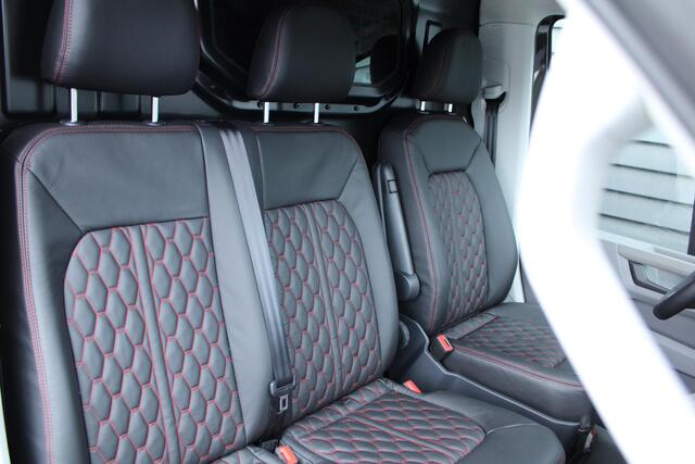 Volkswagen CRAFTER 2.0 TDI 140pk DSG L3H3 Exclusive Black Style Facelift BPM vrij! Trekhaak Camera Leder Led Zonneklep Sidesteps Navigatie