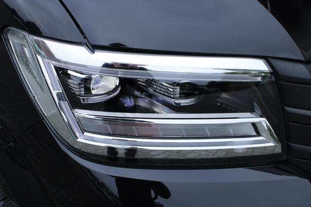 Volkswagen CRAFTER 2.0 TDI 140pk DSG L3H3 Exclusive Black Style Facelift BPM vrij! Trekhaak Camera Leder Led Zonneklep Sidesteps Navigatie