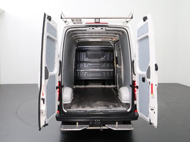 Volkswagen CRAFTER 2.0TDI L3H3 | Kastinrichting | Imperiaal | Trekhaak | Navigatie | Airco | Cruise | 3-Persoons | Betimmering