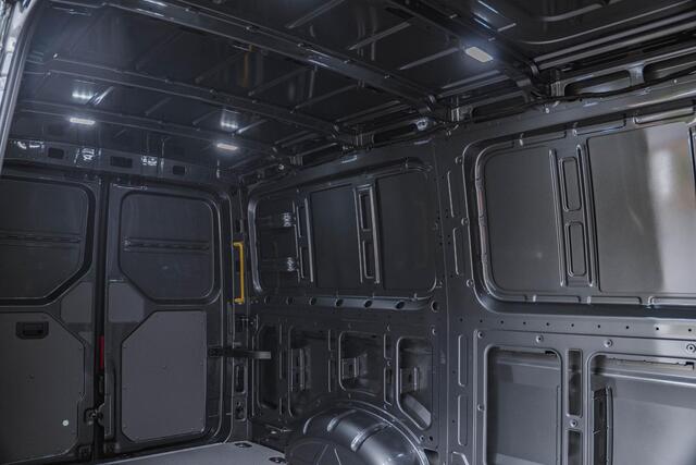 Volkswagen CRAFTER 2.0 TDI 140 pk Aut. L3H2 BPM Vrij Nwe Model Volkswagen Crafter 2.0 TDI 140 pk DSG Aut. L3H2 BPM Vrij Nwe Model Navi, Trekhaak met opstap, LED Koplampen, Camera, PDC V+A, 3-Zits