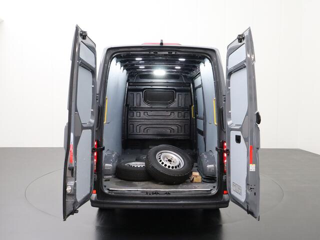 Volkswagen CRAFTER 2.0TDI 177PK L3H3 Highline | Navigatie | Camera | 3-Persoons | Airco | Cruise