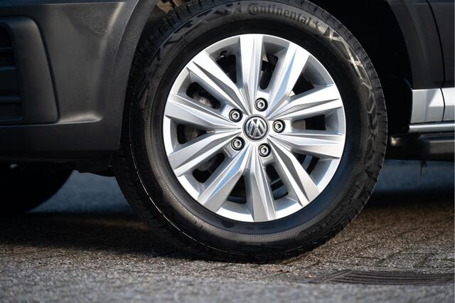 Volkswagen CRAFTER 35 2.0 TDI L3H3 140 PK | Trekhaak | Apple CarPlay | ACC | LED | Camera