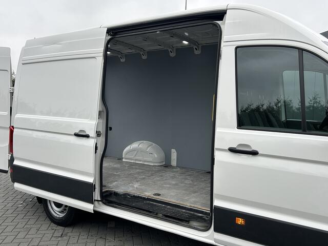 Volkswagen CRAFTER 35 2.0 TDI 141 PK / DSG AUTOMAAT / L3H3 / 3 TONS TREKHAAK / AIRCO / CAMERA / 3-ZITS