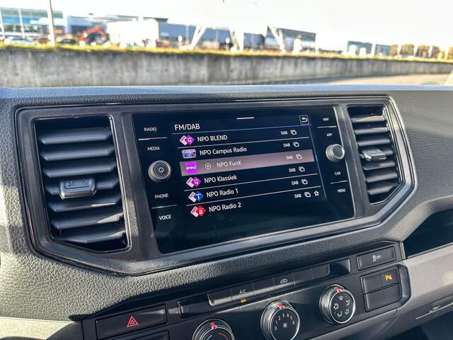 Volkswagen CRAFTER 2.0 TDI 140pk L3H3 | BPM-vrij | DAB | All Seasonbanden | Navigatie | Trekhaak | Sidebars | Betimmering | Camera