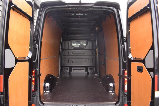 Volkswagen CRAFTER 30 2.0 TDI 140pk DSG L3H3 Exclusive Black Style Facelift BPM vrij! Trekhaak Camera Led Zonneklep Sidesteps Navigatie