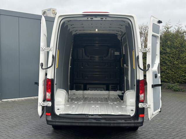 Volkswagen CRAFTER 2.0 TDI 141 PK DSG AUTOMAAT HIGHLINE+ / LED KOPLAMPEN / L3H3 / 3.000 KG AHG / 270 A DEUREN / AIRCO / CRUISE / BLUETOOTH / 3-ZITS
