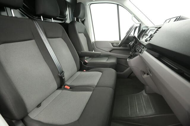 Volkswagen CRAFTER 35 2.0 TDI L4H3 | 177PK | 3000kg Trekgew. | Aut. | Airco | 3-Zits | Carplay | Trekh. | Camera | Parkeersens.